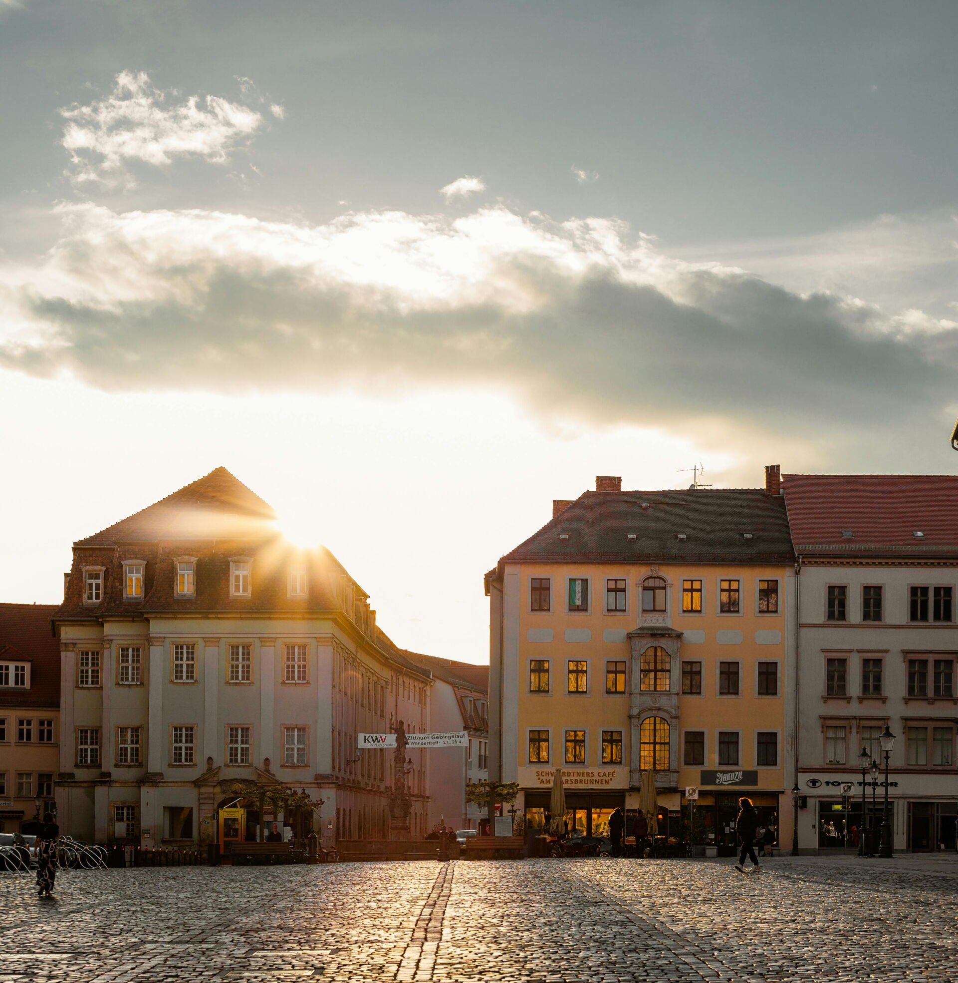 Foto von George Frewat: https://www.pexels.com/de-de/foto/stadt-dammerung-sonnenuntergang-sonnenaufgang-22697877/