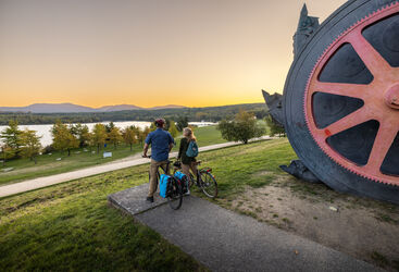 Zwei Radfahrer am See bei Sonnenuntergang